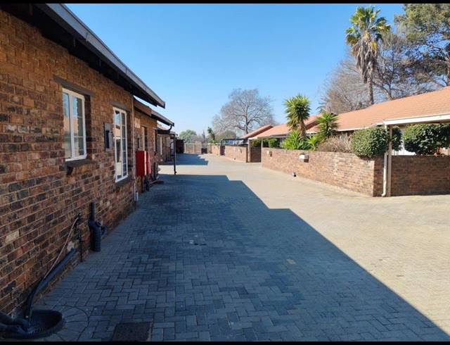 3 BEDROOM SIMPLEX FOR SALE IN KEMPTON PARK EXT 04